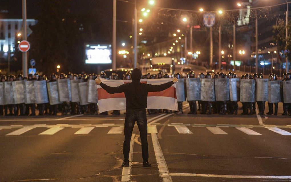 Op diverse plekken in Wit-Rusland zijn zondagnacht mensen de straat op gegaan na afloop van de verkiezingen. In de hoofdstad Minsk kwam het tot botsingen tussen de politie en demonstranten. Diverse mensen zouden gewond zijn geraakt en tientallen mensen we