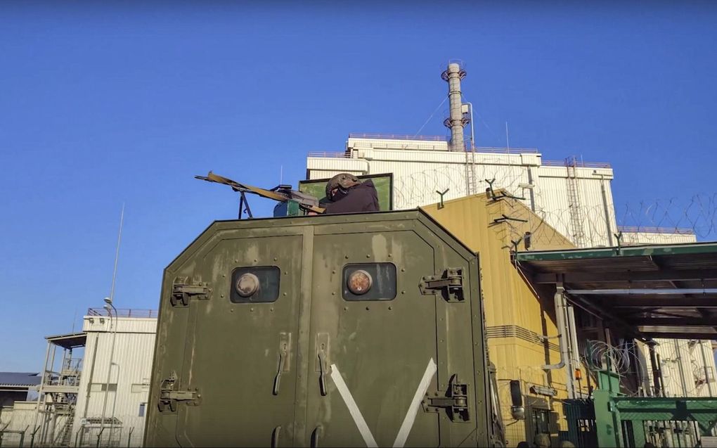 Zo’n 400 Russische militairen bewaken de kerncentrale van Tsjernobyl in Pripyat. beeld EPA, Russian Defence Ministry Press Service