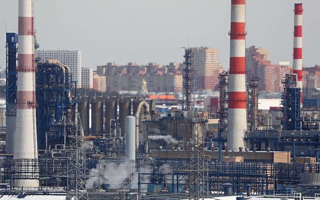 Blik op een petroleumraffinaderij van Gazpromneft in Moskou. beeld EPA, MAXIM SHIPENKOV