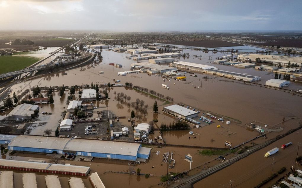 Grote delen van de Amerikaanse staat staan onder water. Tientallen wegen zijn door de overvloedige regenval onbegaanbaar. beeld EPA, Lipo Ching