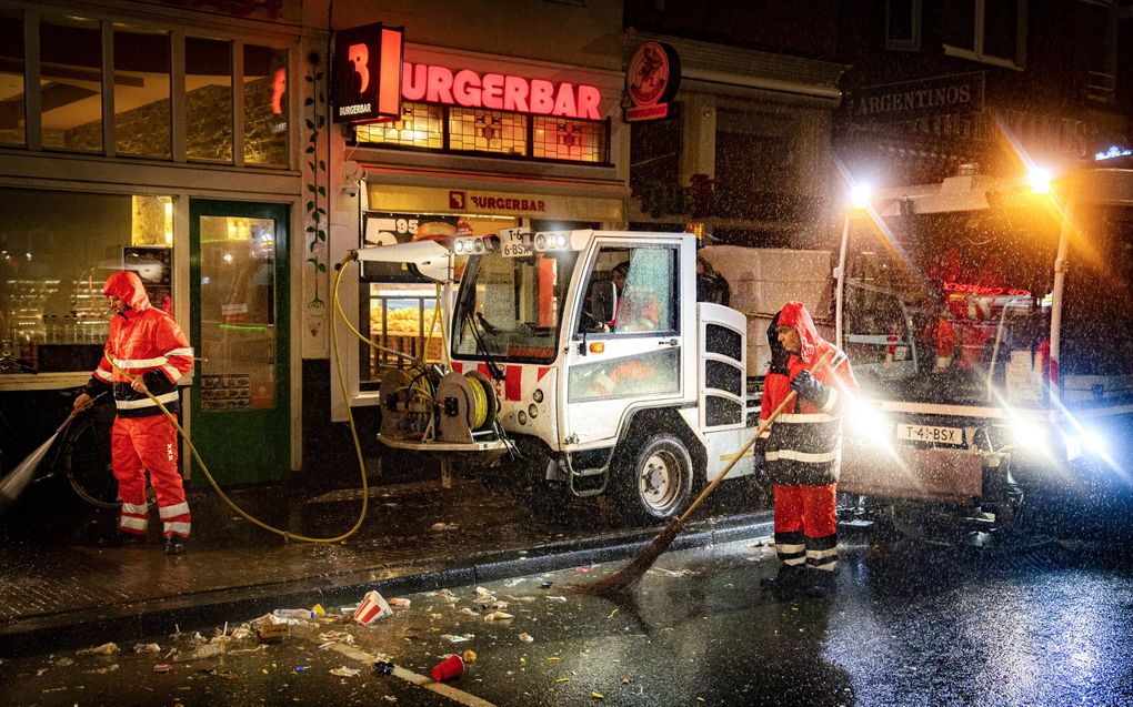 Amsterdam ruimt de restanten van de jaarwisseling op. beeld ANP, RAMON VAN FLYMEN