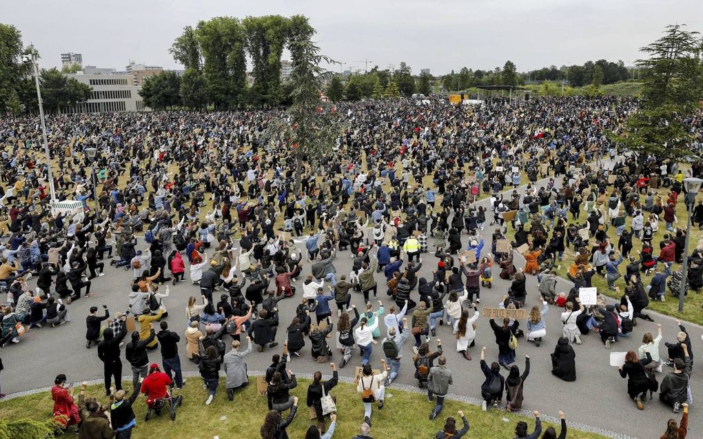 Opnieuw een demonstratie tegen racisme, woensdag in het Nelson Mandelapark in de Bijlmer. Nu met aandacht voor voldoende afstand tussen de demonstranten. De Amsterdamse gemeenteraad debatteerde dezelfde dag over de fel bekritiseerde demonstratie op de Dam