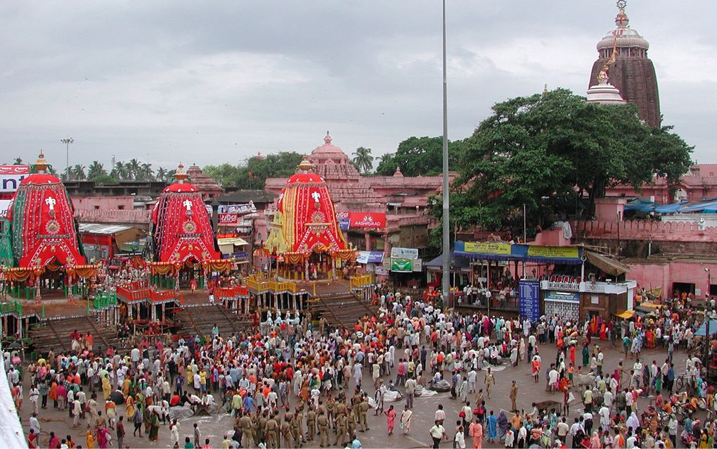 De stad Puri in de deelstaat Odisha, India, met de drie strijdwagens van godheden en de de tempel van Jagannath op de achtergrond. beeld Wikimedia