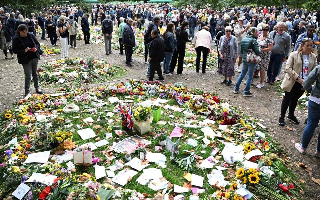 Massaal rouwbetoon in Green Park. In het Londense park is een enorme hoeveelheid bloemen, tekeningen en knutselwerkjes neergelegd. beeld AFP, Paul Ellis