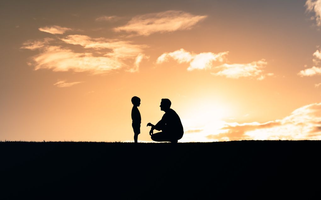 „Nancy Pearcey pleit ervoor dat vaders hun verantwoordelijkheid weer nemen als vader, ook door meer thuis te zijn. Zij moeten bij uitstek de vorming van hun zonen op zich nemen en bovendien priesters zijn in hun gezin.” beeld iStock