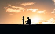 „Nancy Pearcey pleit ervoor dat vaders hun verantwoordelijkheid weer nemen als vader, ook door meer thuis te zijn. Zij moeten bij uitstek de vorming van hun zonen op zich nemen en bovendien priesters zijn in hun gezin.” beeld iStock