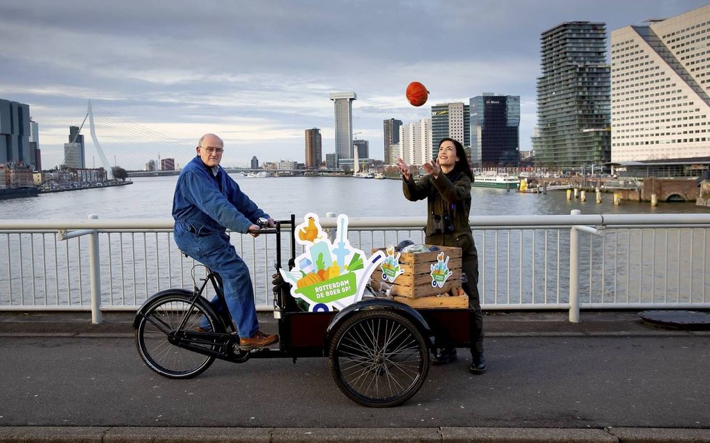 Boswachter Natascha Hokke (r) is met boer Arie van den Berg een van de gezichten van het project. beeld Bart Hoogveld​