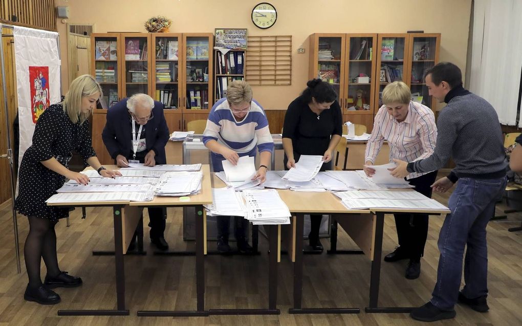 Stemmen tellen in een stembureau in Podolsk, buiten Moskou. beeld EPA, Maxim Shipenkov