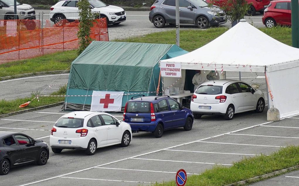 Coronateststraat voor het ziekenhuis in Settimo Torinese, bij Turijn. beeld EPA, Jessica Pasqualon