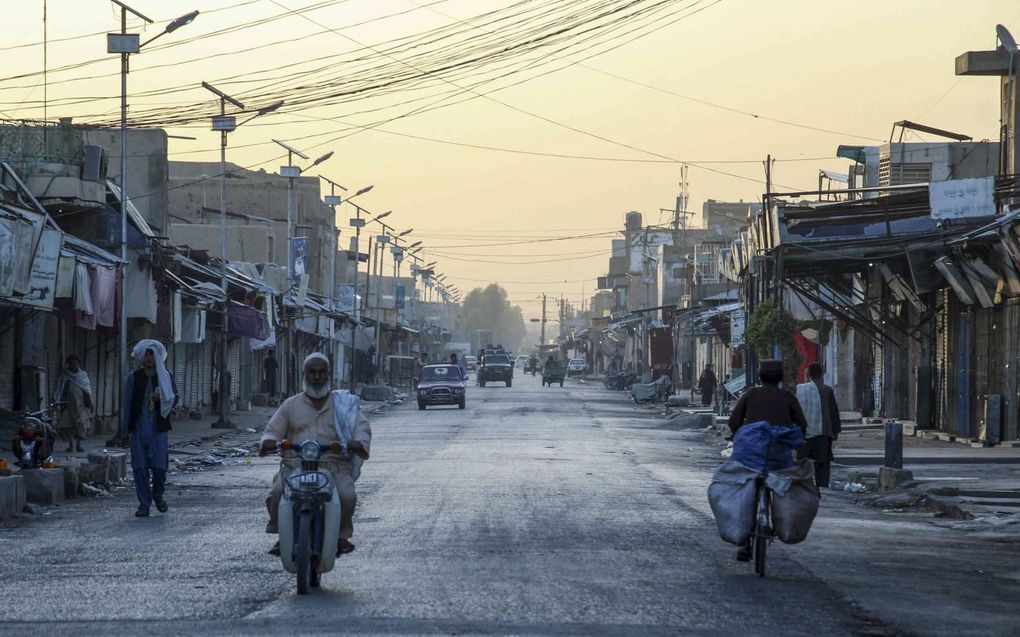 Al een maand proberen de taliban Kandahar, na Kabul de grootste stad van Afghanistan, te veroveren. De plaatselijke bevolking kan nergens heen. Op de foto een verlaten markt in Kandahar. beeld EPA, M. Sadiq