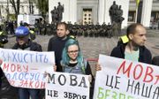Het Oekraïense parlement nam op 25 april een wet aan die het gebruik van minderheidstalen drastisch inperkt. Foto: demonstratie vóór de taalwet, op 25 april in Kiev. Foto AFP, Sergei Supinsky