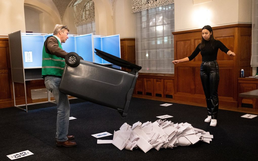 Een Rotterdams stembureau op de verkiezingsavond. Het stemmen tellen kan beginnen. beeld ANP, Iris van den Broek