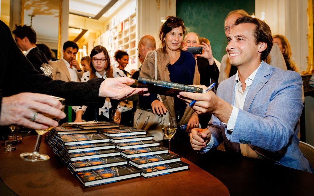 Baudet signeert een van zijn boeken tijdens een boekpresentatie in 2018. beeld ANP, Robin van Lonkhuijsen