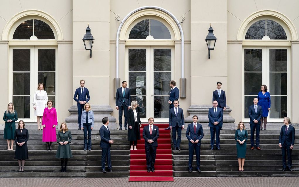 Het kabinet-Rutte IV poseert net na de beëdiging met koning Willem-Alexander op het bordes van paleis Huis ten Bosch.  beeld ANP, Bart Maat