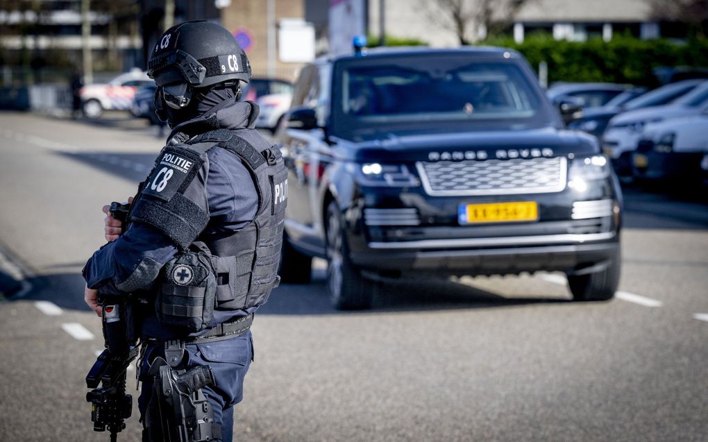 Een beveiligde auto vertrekt bij de extra beveiligde rechtbank, voor de uitspraak in de strafzaak Marengo. In totaal staan zeventien verdachten terecht. Tegen hoofdverdachte Ridouan Taghi en vijf andere verdachten is een levenslange celstraf geëist. beeld ANP, Robin Utrecht