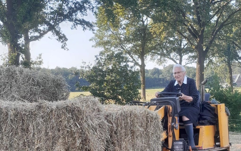 Van der Schee op de trekker. De negentiger is van jongs af aan gewend mee te helpen op de boerderij, zegt schoondochter Jennet.