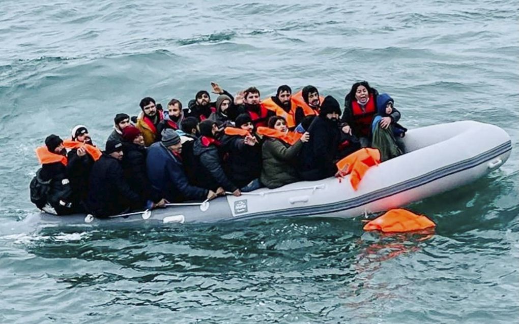 Het rubberbootje met 25 dicht opeengepakte vluchtelingen. beeld Dingenus van Belzen