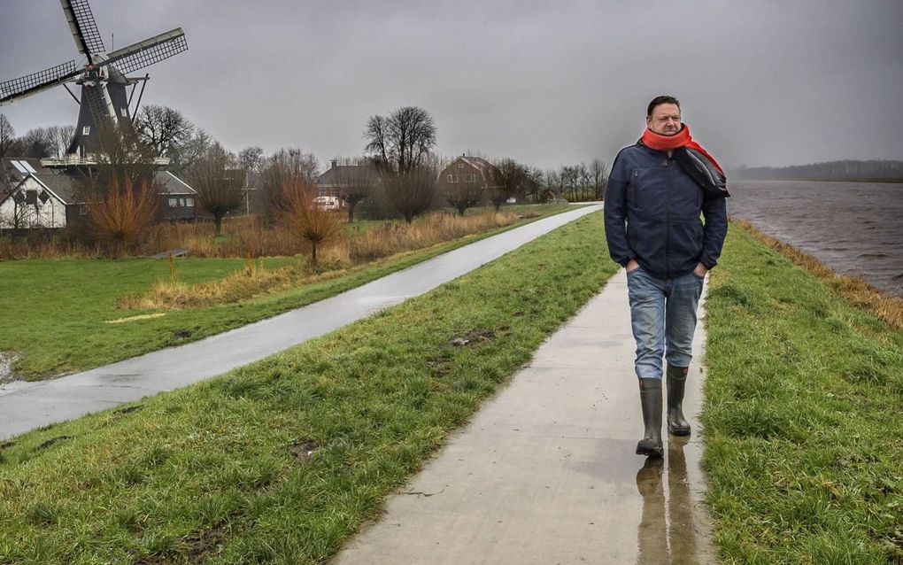 Martin de Haan uit Ten Boer bij het Eemskanaal waarin het water tien jaar geleden dreigend hoog stond. beeld Duncan Wijting