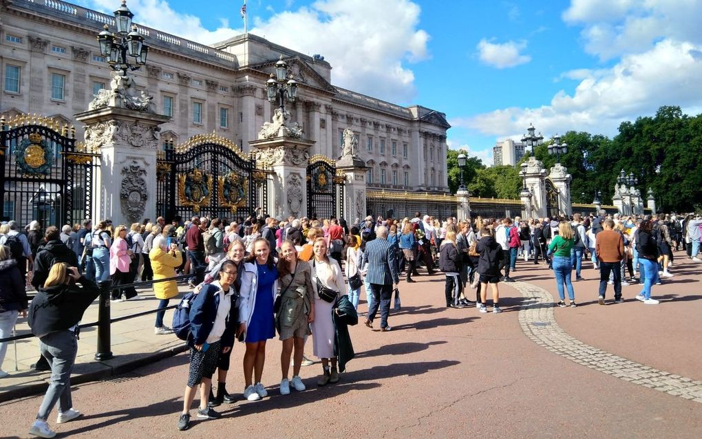 Leerlingen van de Fruytierscholengemeenschap zijn momenteel in Engeland. Ze bezochten onder andere Buckingham Palace. beeld Jan Visser