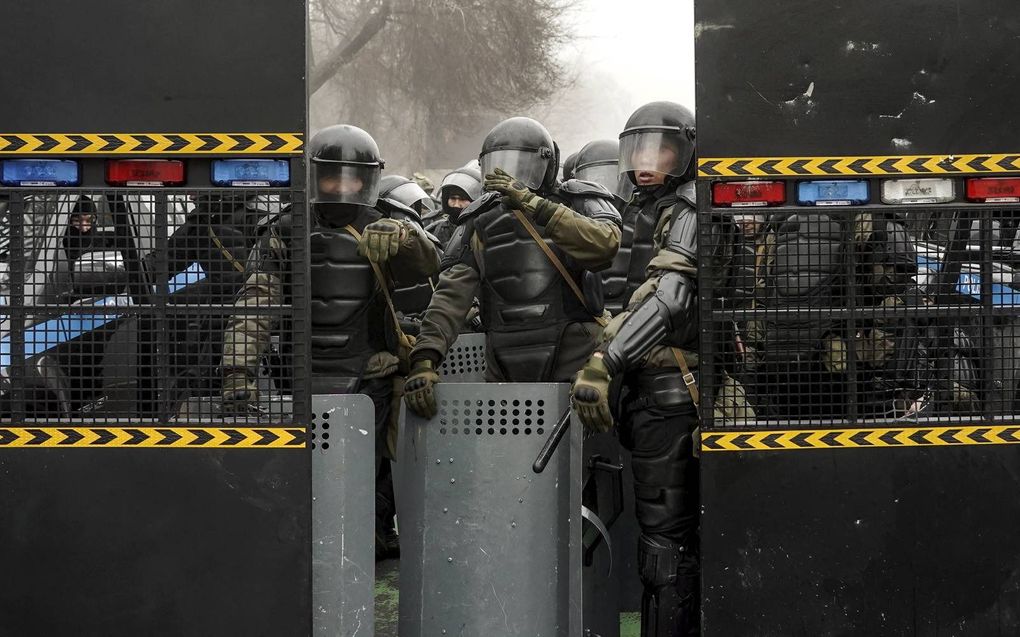 De Kazachse oproerpolitie blokkeerde woensdag een straat in de stad Almaty om demonstranten tegen te houden. In de stad is inmiddels de noodtoestand afgekondigd. beeld EPA/STR