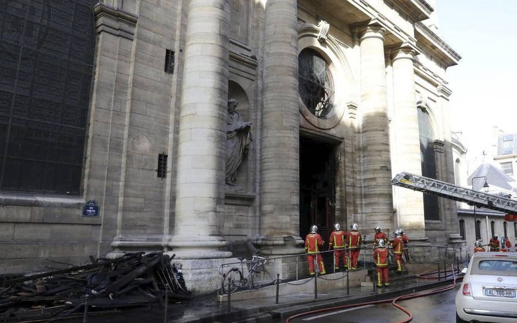 Bij de Saint-Sulpice in Parijs werd in maart 2019 brand gesticht. In het Franse parlement is gevraagd om een onderzoek naar de daders. beeld Le Parisien, Arnaud Journois