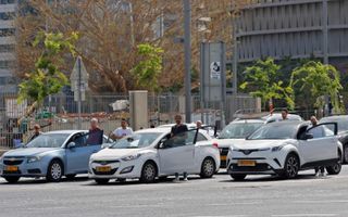 Herdenken langs de weg in Tel Aviv. beeld AFP, Jack Guez