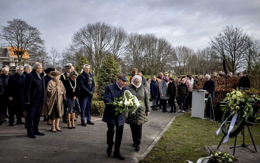 Prinses Beatrix, woensdag bij de herdenking van de watersnood in Oude-Tonge. beeld ANP, Koen van Weel
