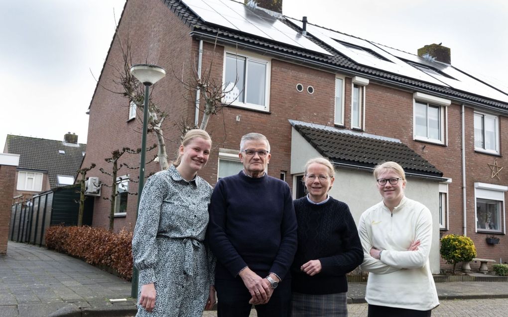 Nijs Vlot (64) met zijn vrouw Corrie (54) en hun twee dochters Mathilda  (16) en Agnita  (15) voor hun huis. beeld RD, Anton Dommerholt