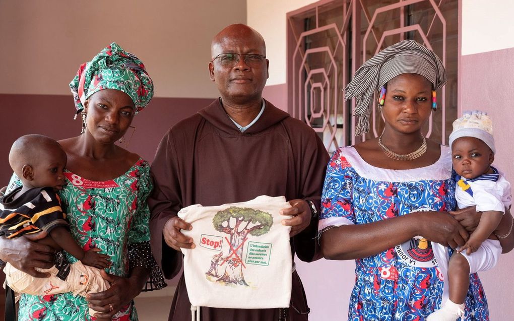 Père Auguste (m.) houdt zich met zijn team bezig met de bestrijding van geloof in hekserij in dorpen in het West-Afrikaanse Benin. beeld Missio, Bettina Flitner