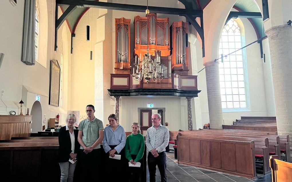 De winnaars en de jury van het orgelconcours 2024 in Oude-Tonge. Van links naar rechts: jurylid Jolanda Zwoferink, Wouter van den Hil, Louise Dekkers, Jacolien de Vos en jurylid Gerrit Christiaan de Gier.