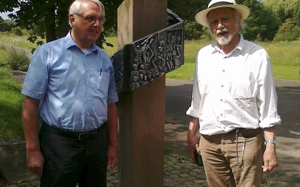 A. B. Goedhart en Karl Adolf Schneider (r.) bij het monument voor ds. Paul Schneider in Pferdsfeld (2014). beeld A. B. Goedhart