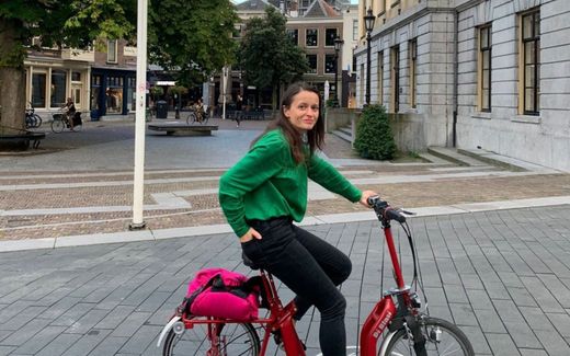 Andrea Naphegyi-Schouw op haar speciale fiets. beeld fam. Naphegyi-Schouw