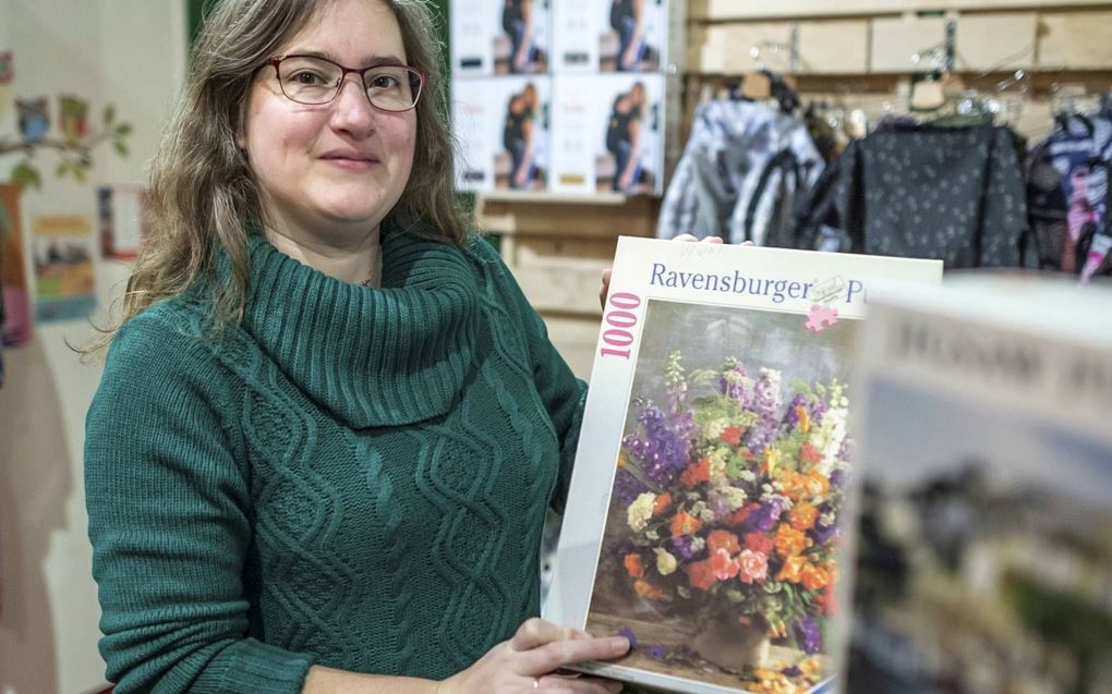 Musetta Blaauw is de initiatiefneemster van de Puzzelbank waar mensen die in deze tijd veel thuis zijn, gratis puzzels kunnen omruilen. beeld Duncan Wijting