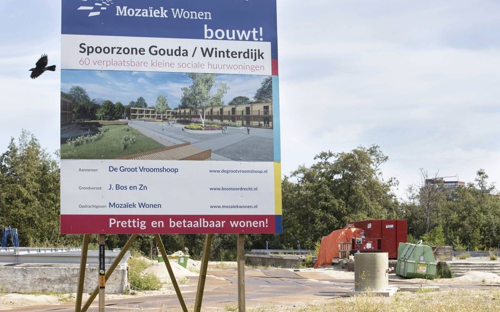 Bouwbord aan de Winterdijk in Gouda, waar dit jaar zestig flexwoningen worden gebouwd. beeld RD, Anton Dommerholt