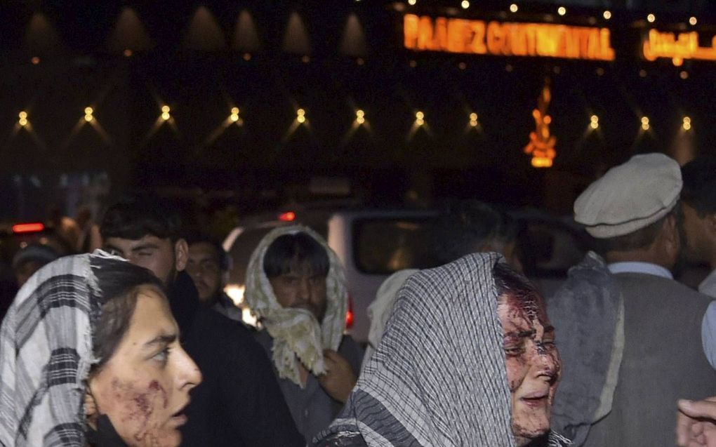 Ontreddering na de dubbele aanslag op de luchthaven van Kabul, waarbij dertien Amerikaanse militairen en negentig Afghanen omkwamen.  beeld AFP, Wakil Kohsar