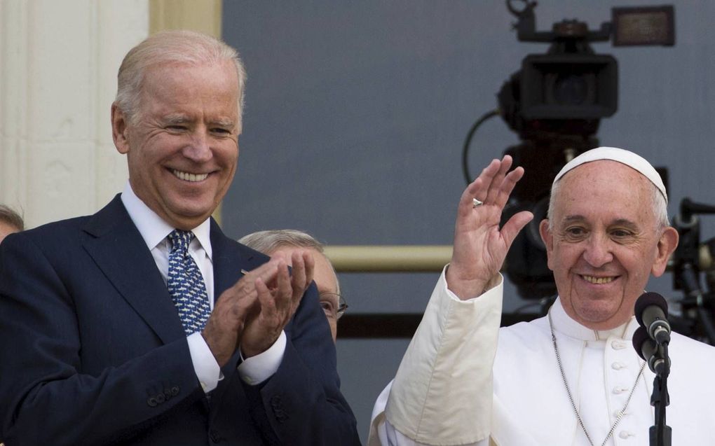 De Amerikaanse president Joe Biden gaat volgende week op bezoek bij paus Franciscus. Op de foto Biden en de paus tijdens een ontmoeting in 2015.  beeld AFP Andrew Caballero-Reynolds