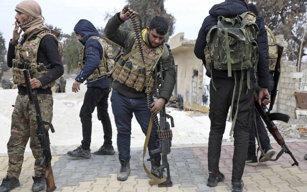 Strijders van de Syrian Democratic Forces bereiden zich in Hasakah voor op gevechten met IS. beeld AFP