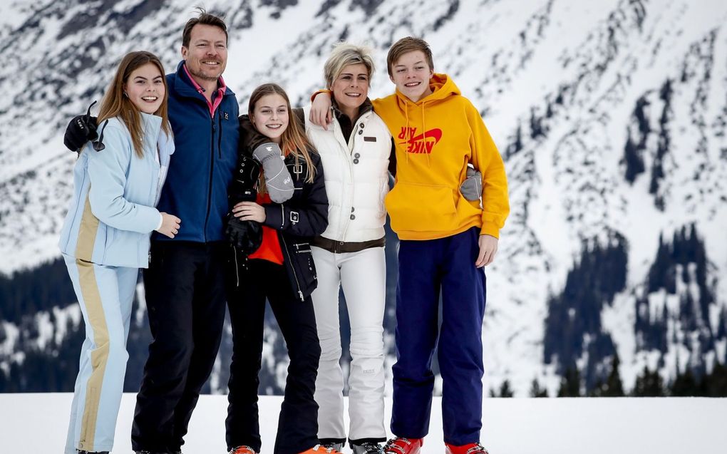 Graaf Claus-Casimir met zijn zussen Eloise en Leonore en zijn ouders, prins Constantijn en prinses Laurentien, tijdens hun wintersportvakantie in Lech in februari 2020. beeld ANP, Remko de Waal