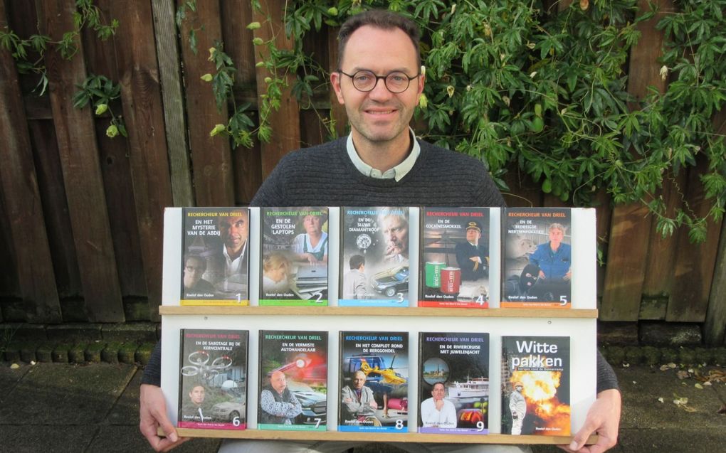 Roelof den Ouden met een deel van zijn boeken. De auteur legt de pen binnenkort enige tijd neer. beeld familie Den Ouden