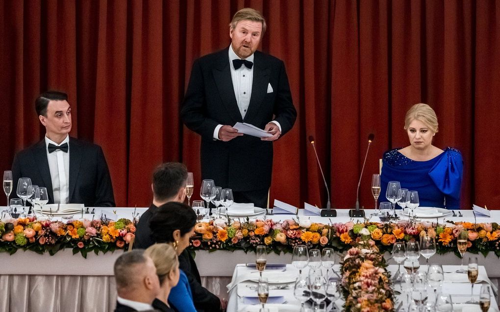 Koning Willem-Alexander houdt een toespraak tijdens het staatsbanket op de eerste dag van het driedaags staatsbezoek aan Slowakije. beeld ANP, REMKO DE WAAL