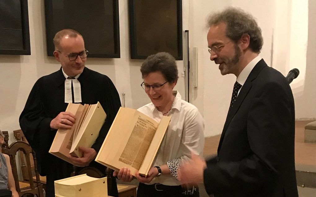 De overhandiging van de Bachbijbel in de Thomaskirche te Leipzig. V.l.n.r.: prof. Andreas Schüle, ds. Britta Taddiken en prof. dr. Albert Clement. beeld Marion Klapwijk