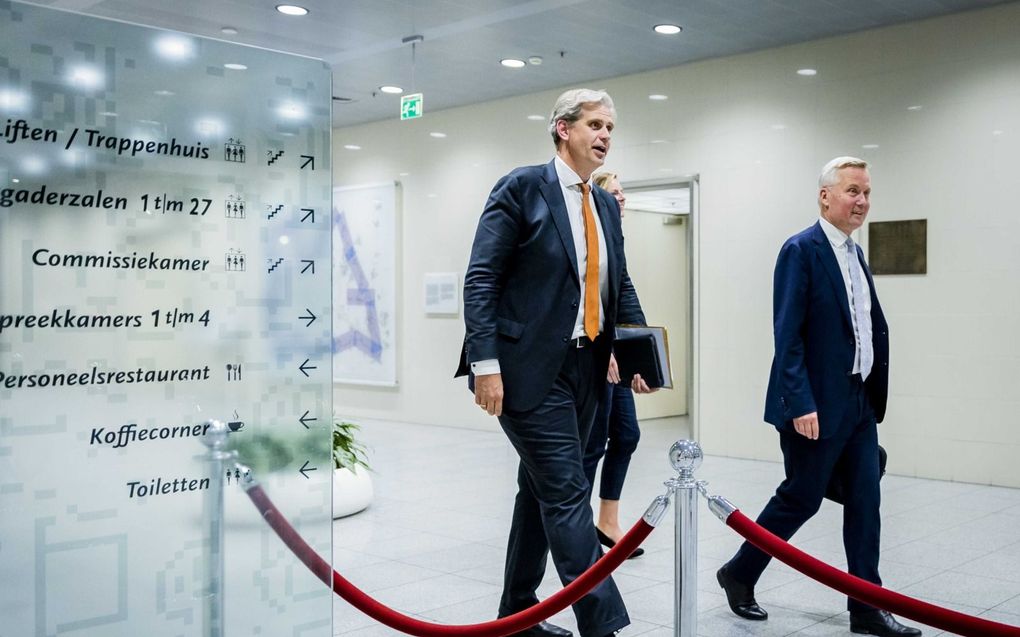 Burgemeester Wouter Kolff (l.) en saatssecretaris Eric van der Burg na het overleg over de derdelanders uit Oekraïne. beeld ANP, Remko de Waal