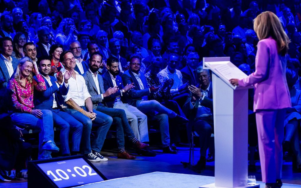 Lijsttrekker Dilan Yesilgoz bedankt voormalig partijleider Mark Rutte tijdens een toespraak op het partijcongres van de VVD. beeld ANP, REMKO DE WAAL