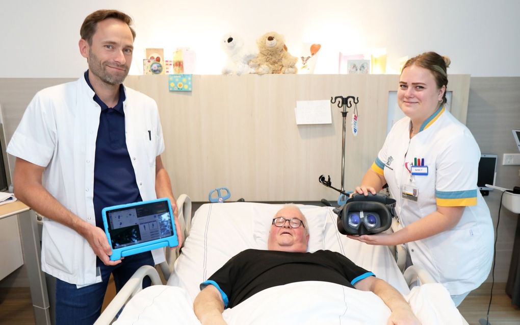 Guy Gilbers, Riny Clement en Nancy Ramaker (v.l.n.r.) geven een demonstratie met de VR-bril. beeld VidiPhoto