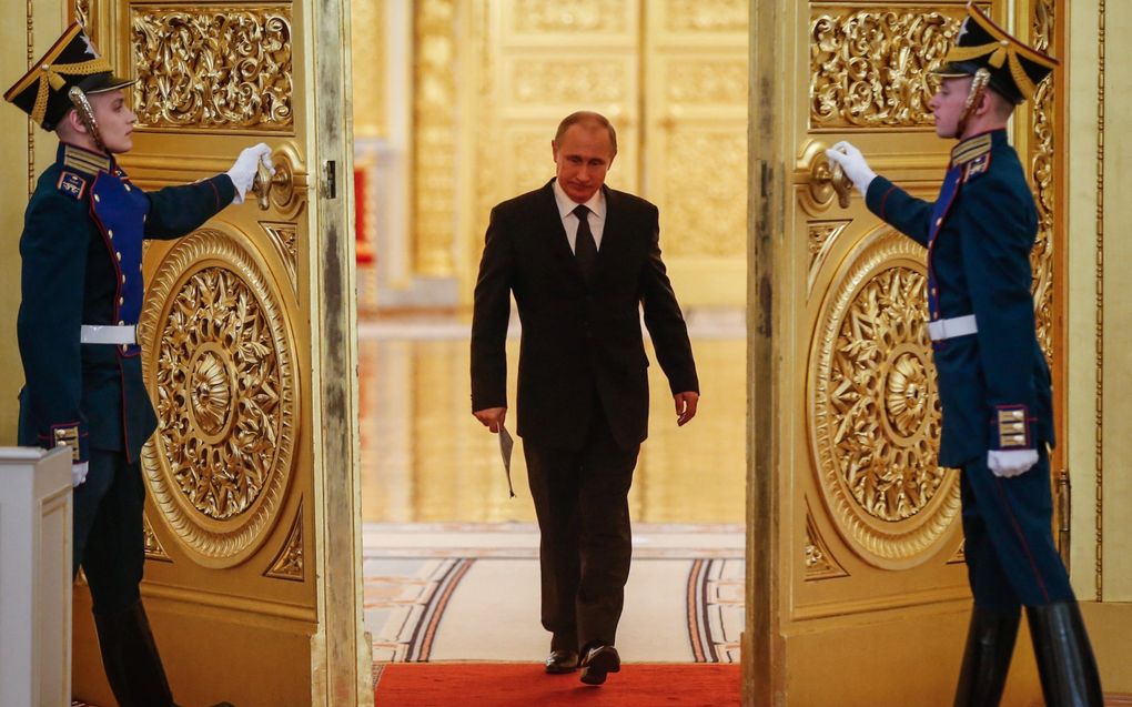 De Russische president Vladimir Poetin loopt een hal van het Kremlin in Moskou binnen. beeld AFP, Michail Klimentjev