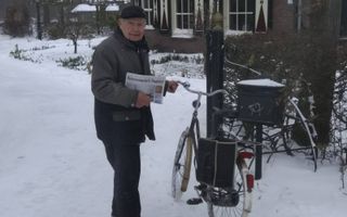 De 86-jarige Methorst bezorgt al 12 jaar het Reformatorisch Dagblad. De sneeuw hield hem maandag niet thuis. beeld RD