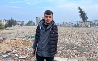 Ömer Sert (20) zat vier dagen vast onder het puin na de aardbeving in Turkije in februari 2023. Hij raakte daarbij zijn arm kwijt. beeld RD