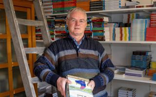 Pieter Poppe hoopt dat Afrikanen door zijn bibliotheken oog krijgen voor het belangrijkste in het leven. beeld Dirk-Jan Gjeltema
