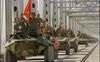 De Russen vielen Afghanistan in 1979 binnen. Tien jaar later bliezen ze de aftocht. Op de foto verlaten Russische tanks Afghanistan.  beeld EPA