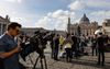 Pers zaterdag op het Sint Pieterplein in Vaticaanstad. beeld EPA, MASSIMO PERCOSSI